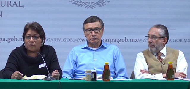 Leidy Pech junto al Víctor Suárez , Subsecretario de Autosuficiencia Alimentaria de la Seder