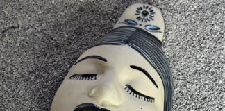 Rostros de olvido: el barro hecho protesta