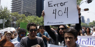 La democracia está aquí en la calles y no allá adentro