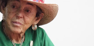 Elena Kahn regala libro al Nobel Mario Molina