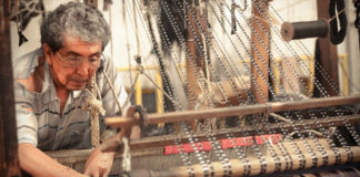 Llaman a hombres a incorporar rebozos en su vestimenta