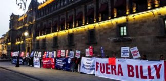 Protestan socios de Cruz Azul afuera del Palacio Nacional