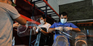 Empresa argentina bajo control obrero se reconvierte y produce sanitizantes