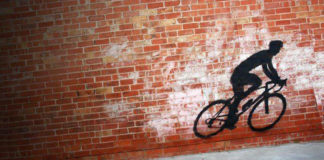 La bicimensajería colectiva pedalea el pico de la pandemia