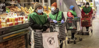 Vecinos en Barcelona recaudan y reparten alimentos ante crisis por Covid-19