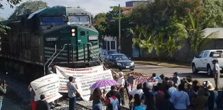 Pueblos mixes bloquean tren en el Istmo