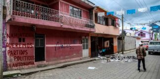 Turba vinculada a partidos destruye sede del gobierno autónomo en Nahuatzen, Michoacán