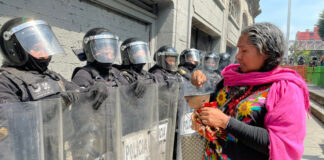 Policías capitalinos reprimen protesta del Frente Anáhuac
