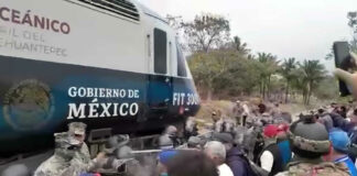 Marinos desalojan protesta de ferrocarrileros jubilados en el Corredor Interoceánico