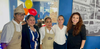 Sheinbaum almuerza en la histórica cooperativa La Flor de México