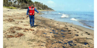 Cierran playa cercana a Dos Bocas por residuos de chapopote